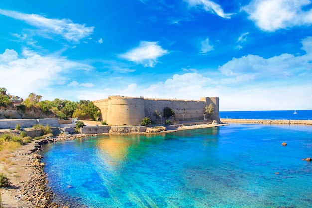 Schöne Aussicht auf die Burg von Kyrenia in Kyrenia (Girne), Nordzypern