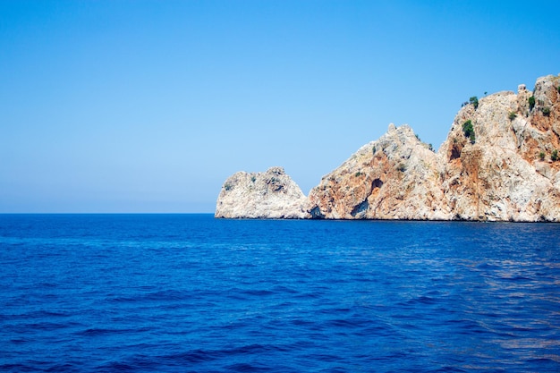 Schöne Aussicht auf die felsige Insel im Mittelmeer