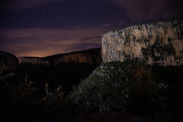 Schöne Aussicht auf die Felswand von Chulilla, Dorf Valencia in Spanien bei Nacht