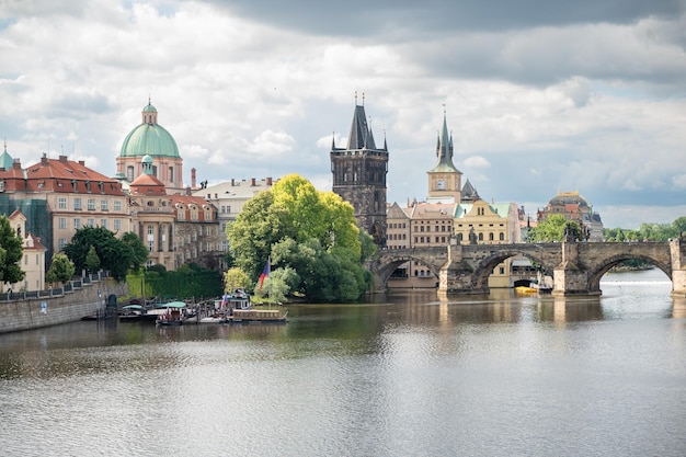 Schöne Aussicht auf die Flut der Moldau, die Karlsbrücke und das historische Zentrum von Prag, Gebäude und Sehenswürdigkeiten