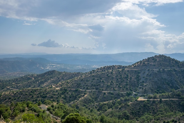 Schöne Aussicht auf die Freiflächen der Berge Zyperns mit grünen Bäumen