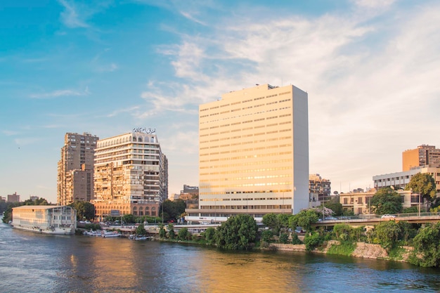 Schöne Aussicht auf die Gebäude am Ufer der Insel Zamalek in Kairo, Ägypten