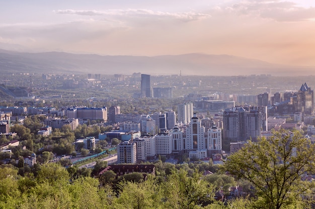 Schöne Aussicht auf die Großstadt in den Bergen bei Sonnenuntergang