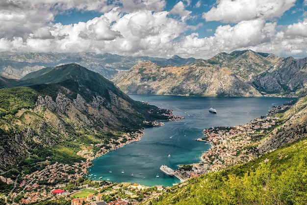 Foto schöne aussicht auf die hohen hügel, das adriatische meer und die bucht von kotor in montenegro