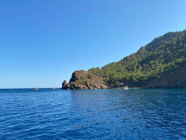 Schöne Aussicht auf die Insel mit dünnem Isthmus und zwei Buchten Grüne Berge und tropische Pflanzen Tropische Insel im Ozean Insel PhiPhi Thailand