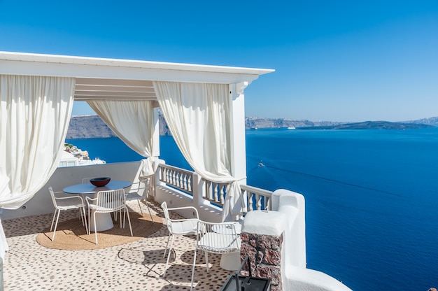 Schöne Aussicht auf die Insel Santorini von einer Terrasse