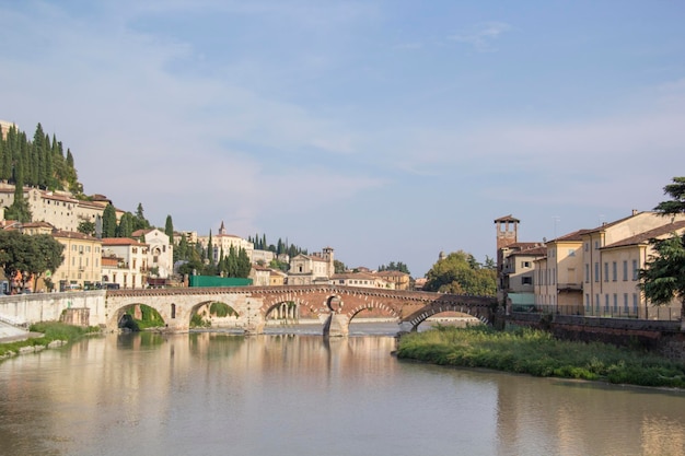 Schöne Aussicht auf die Kirche San Giorgio an der Etsch in Verona, Italien