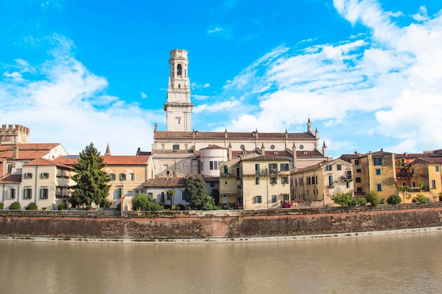 Schöne Aussicht auf die Kirche San Giorgio an der Etsch in Verona, Italien