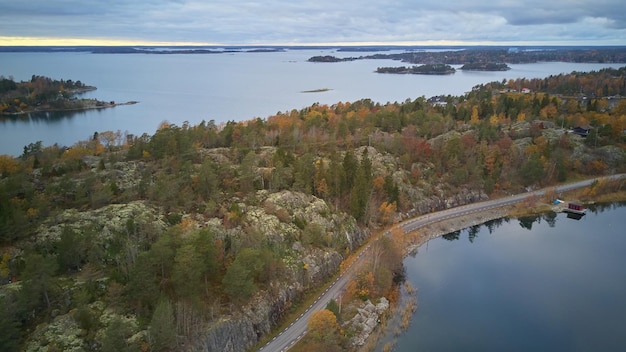 Schöne Aussicht auf die klassische schwedische Landschaft von oben