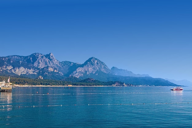 Schöne Aussicht auf die Küste der Kemer-Berge und das Meer Kemer Strand Türkei