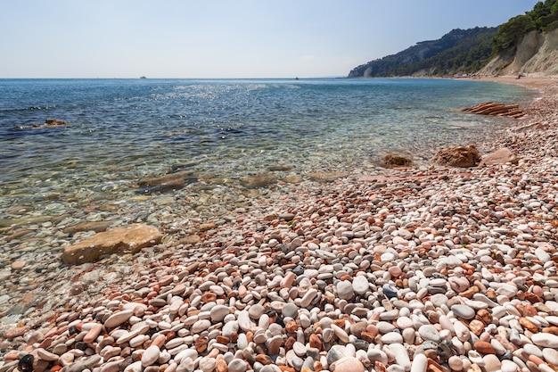 Schöne Aussicht auf die Küste der Riviera del Conero in Italien