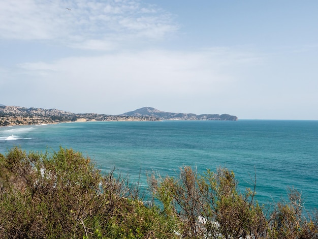 schöne Aussicht auf die Küste des Meeres