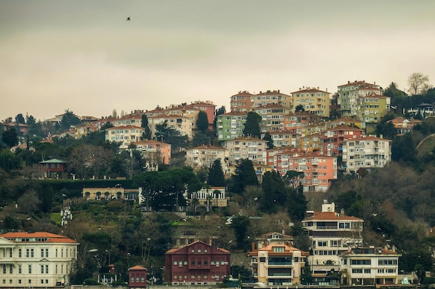 Schöne Aussicht auf die Küste und die Brücke des Bosporus in Istanbul