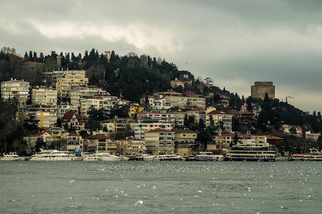 Schöne Aussicht auf die Küste und die Brücke des Bosporus in Istanbul