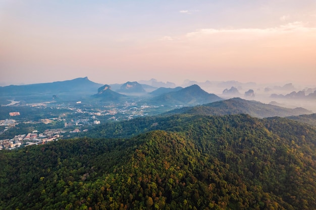 Schöne Aussicht auf die Küstenstadt Krabi