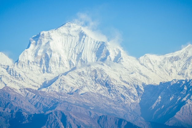 Schöne Aussicht auf die Landschaft des Himalaya-Gebirges. Schneebedeckte Berggipfel. Trekkingkonzept in den Bergen