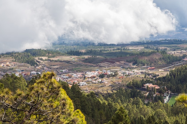 Schöne Aussicht auf die Landschaft Teneriffas mit Dorf.