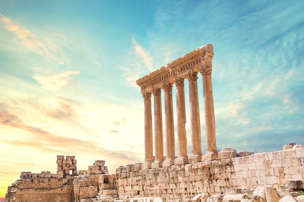 Schöne Aussicht auf die massiven Säulen des Jupitertempels in der antiken Stadt Baalbek, Libanon