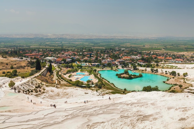 Schöne Aussicht auf die natürlichen Travertin-Pools und Terrassen Pamukkale Türkei