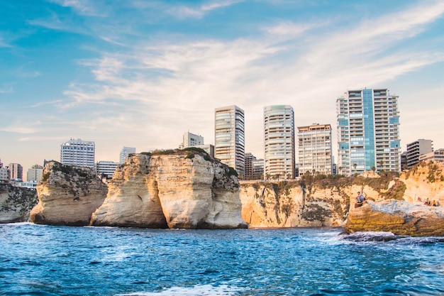 Schöne Aussicht auf die Pigeon Rocks an der Promenade im Zentrum von Beirut, Libanon