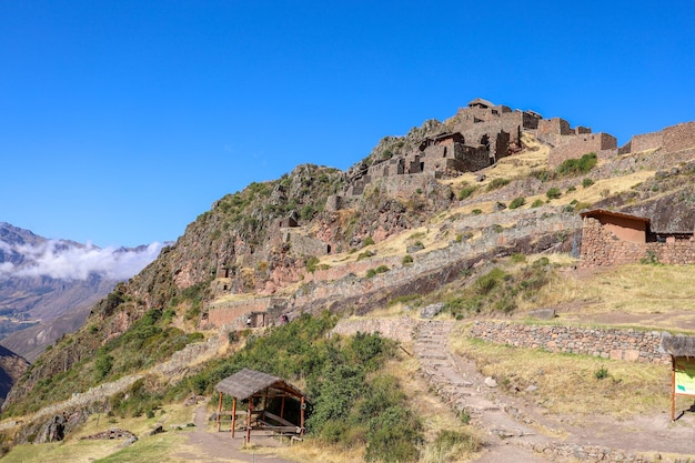 Schöne Aussicht auf die Ruinen von Pisac in Cusco