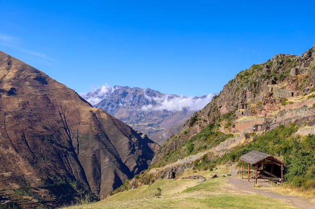 Schöne Aussicht auf die Ruinen von Pisac in Cusco