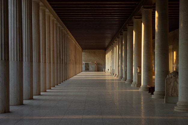 Schöne Aussicht auf die Säulen der Stoa von Attalos in Athen, Griechenland mit Sonnenstrahlen