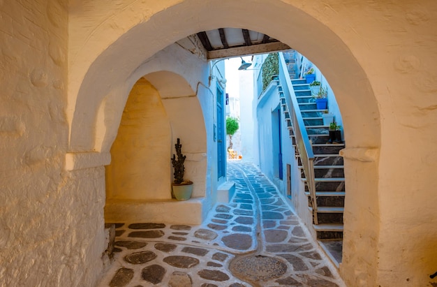 Schöne Aussicht auf die schmale griechische Straße im Innenhof der weißen Gebäude