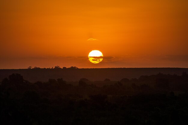 Foto schöne aussicht auf die silhouette der landschaft vor dem romantischen himmel beim sonnenuntergang