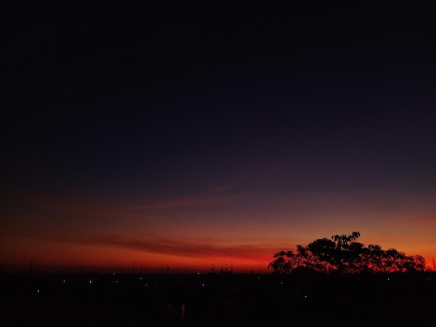 Foto schöne aussicht auf die silhouette der landschaft vor dem romantischen himmel beim sonnenuntergang