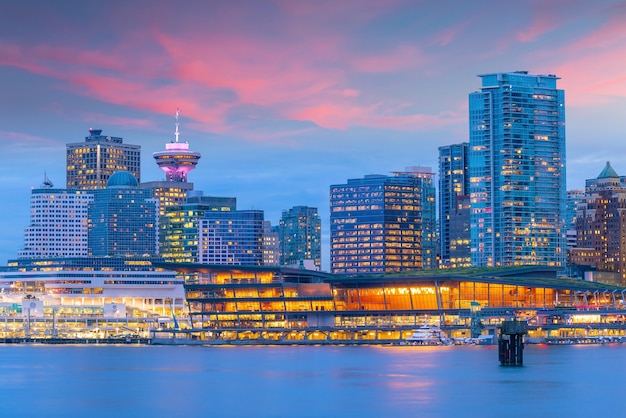 Schöne Aussicht auf die Skyline der Innenstadt von Vancouver, British Columbia, Kanada bei Sonnenuntergang