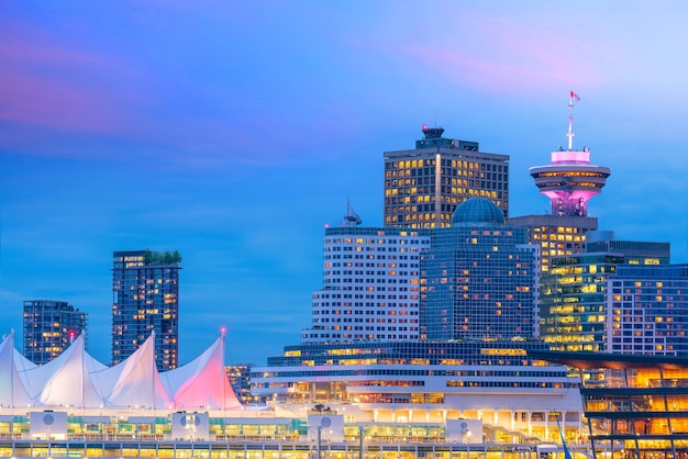 Schöne aussicht auf die skyline der innenstadt von vancouver, british columbia, kanada bei sonnenuntergang