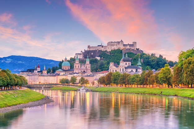 Schöne Aussicht auf die Skyline der Stadt Salzburg im Sommer bei Sonnenuntergang, Österreich