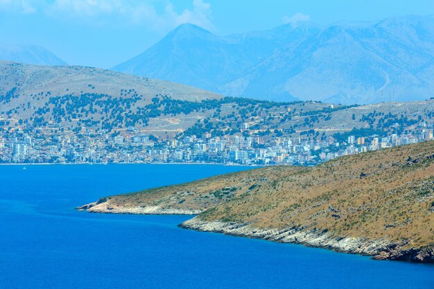 Schöne Aussicht auf die Sommerküste des Ionischen Meeres (in der Nähe von Sarande, Albanien).