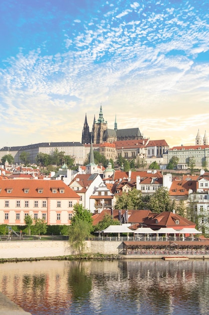 Schöne Aussicht auf die St.-Veits-Kathedrale, die Prager Burg und Mala Strana in Prag, Tschechische Republik