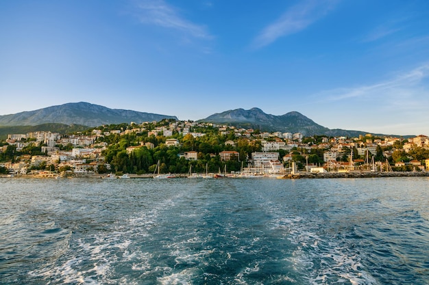 Schöne Aussicht auf die Stadt Herceg Novi vom Meer aus