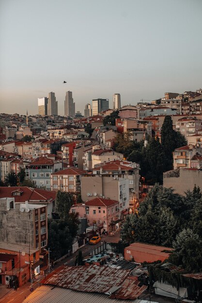 Schöne Aussicht auf die Stadt Istanbul mit alten Gebäuden am Abend Vertikal