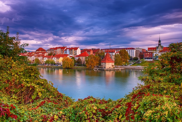 Schöne Aussicht auf die Stadt Maribor, Slowenien, bei Sonnenaufgang, mit Fluss und dramatischem Himmel. Reisen Sie Landschaft im Freien.
