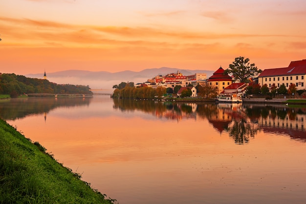 Schöne Aussicht auf die Stadt Maribor, Slowenien, bei Sonnenaufgang, mit Fluss und Nebel. Reisen Sie im Freienhintergrund.