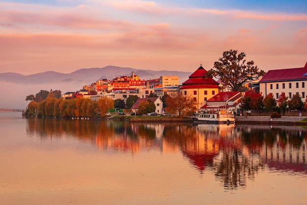 Schöne Aussicht auf die Stadt Maribor, Slowenien, bei Sonnenaufgang, mit Fluss und Nebel. Reisen Sie im Freienhintergrund.