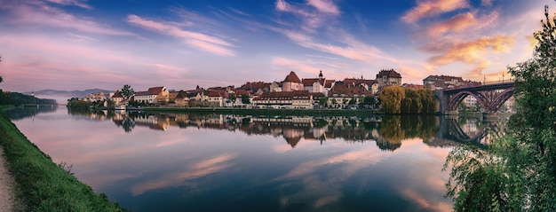 Schöne Aussicht auf die Stadt Maribor Slowenien bei Sonnenaufgang mit Flussbrücke und buntem Himmel Panoramablick auf die Reise