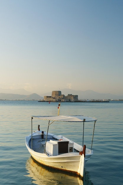 Schöne Aussicht auf die Stadt Nafplio in Griechenland Schloss Bourtzi auf dem Wasser