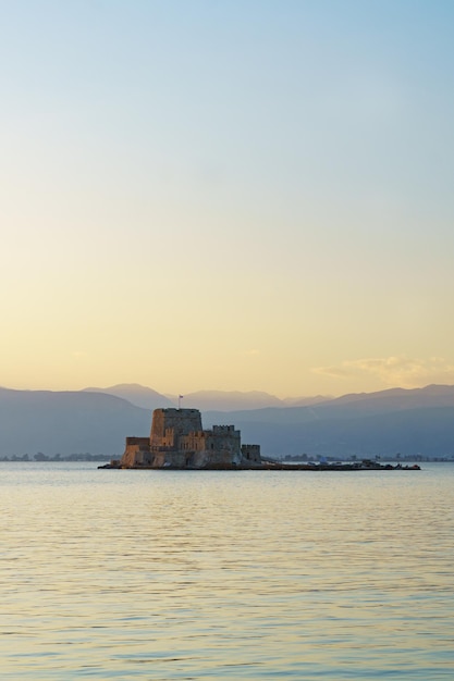 Schöne Aussicht auf die Stadt Nafplio in Griechenland Schloss Bourtzi auf dem Wasser