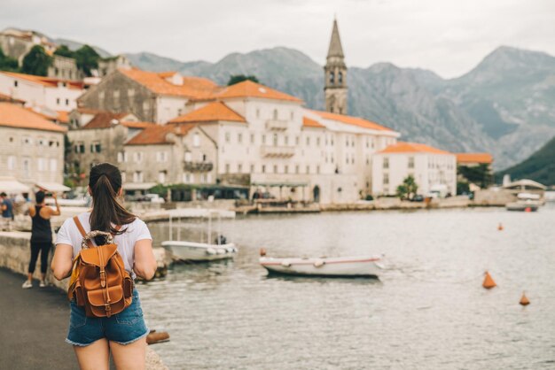 Schöne Aussicht auf die Stadt Perast in Montenegro Frau steht vorne