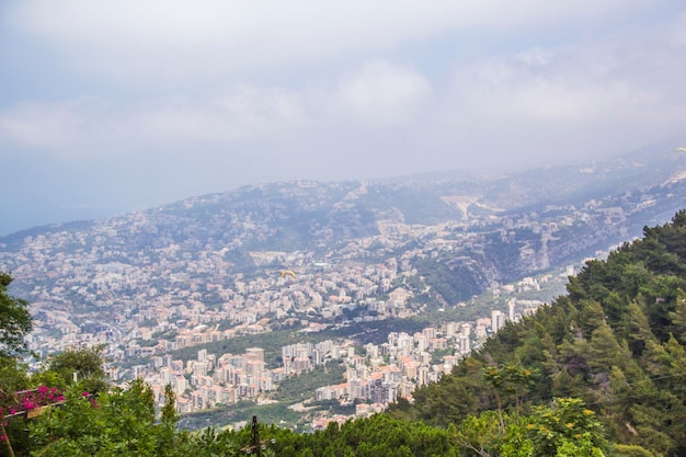 Schöne Aussicht auf die Standseilbahn im Ferienort Jounieh vom Berg Harisa, Libanon
