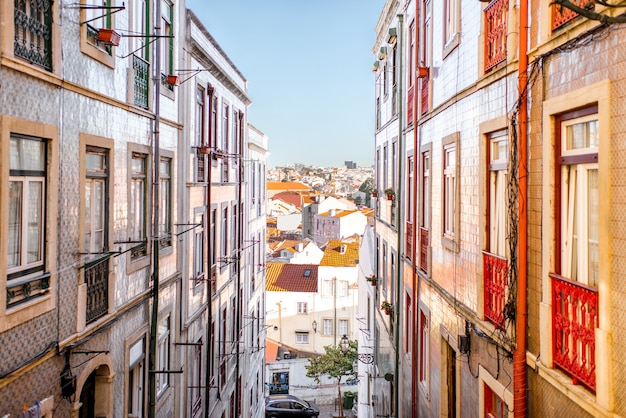 Schöne Aussicht auf die Straße mit schönen Wohngebäuden im Stadtteil Mouraria während des Morgenlichts in der Stadt Lissabon, Portugal