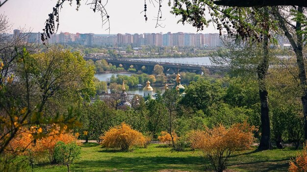 Schöne Aussicht auf die urbane Stadtlandschaft von der botanischen Gartenkirchenbrücke über den Fluss dnipro und cit