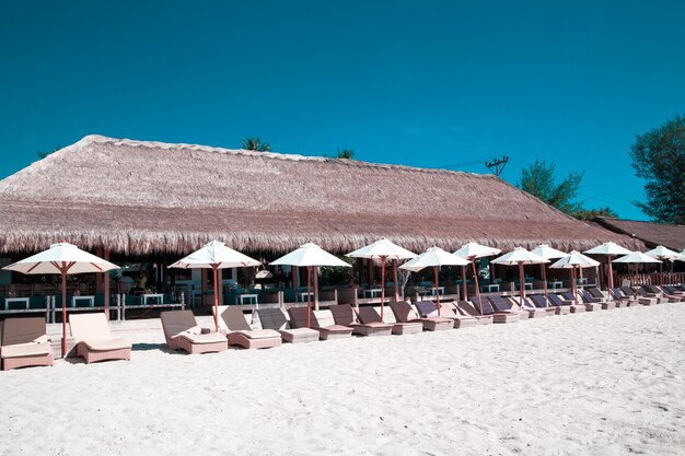 Schöne Aussicht auf die Villa auf blauem Himmel und weißem Sand Hintergrund Gili TRAWANGAN