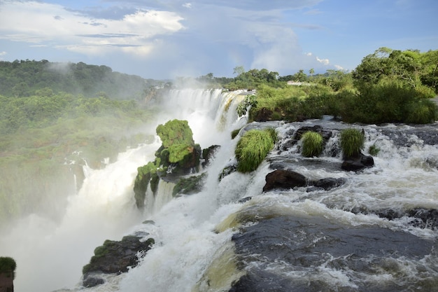 Schöne Aussicht auf die Wasserfälle von Iguazu, eines der sieben Naturwunder der Welt Puerto Iguazu Argentinien