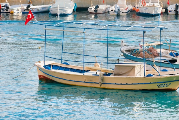 Schöne Aussicht auf die weißen Fischerboote des Yachthafens mit türkischen Flaggen